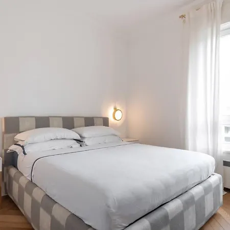 Moderna Casa Di Design Milanese Di Meta Secolo